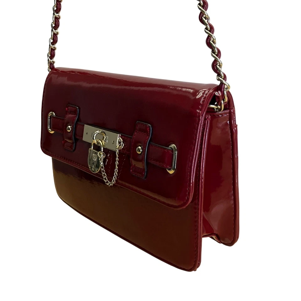Bolso de Hombro Anne Klein Rojo Charol Imitación Cuero Cerradura Dorada Acento Cadena Correa Foto 4 de 4