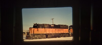 XME05 ZUG LOKOMOTIVE 35MM DIA MILWAUKEE 2070, BENSENVILE, IL 1982