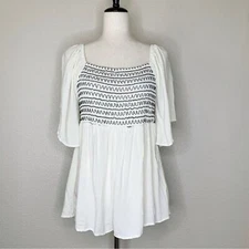 Doe & Rae Women’s Size Large Boho Embroidered Smocked Top