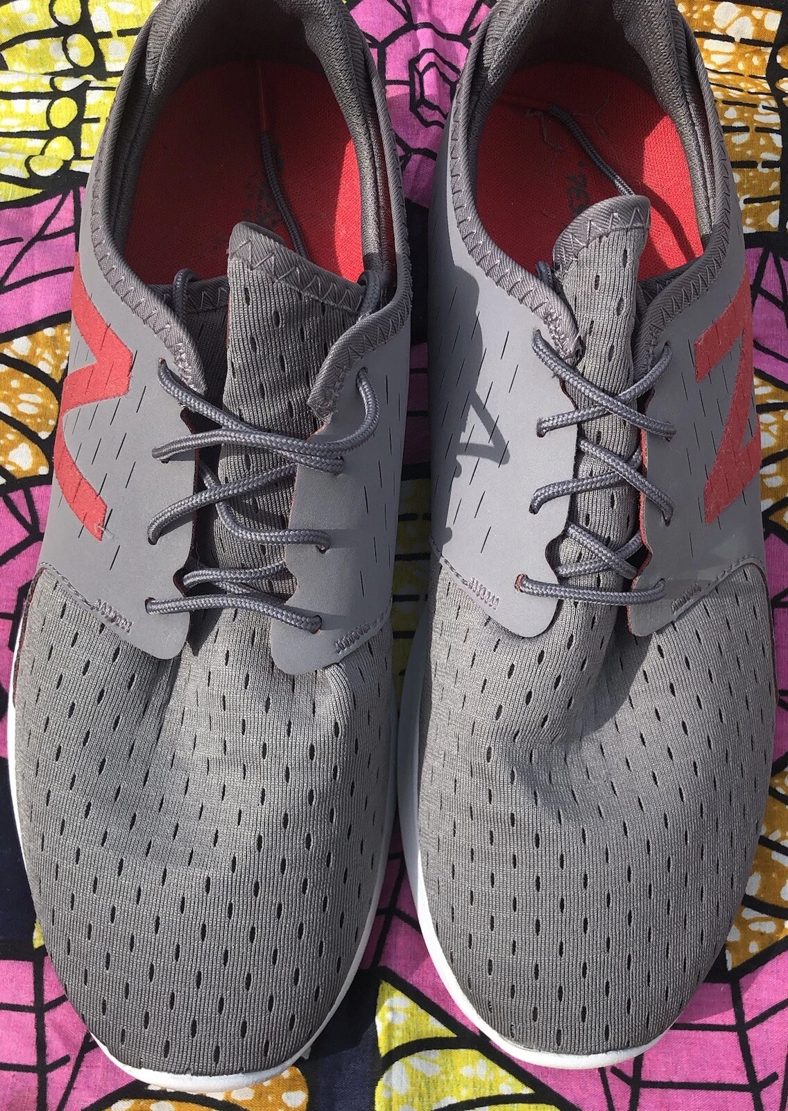 New Balance scarpe da ginnastica a croce grigie e rosse. Taglia 10. U Buone condizioni. Così com'è.