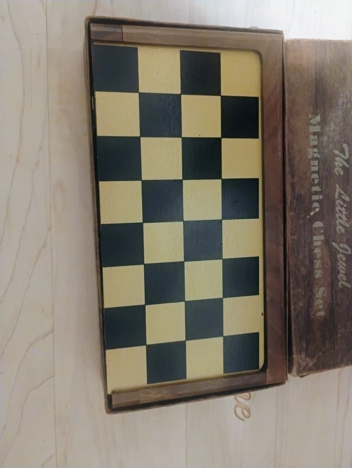Juego de ajedrez magnético vintage moderno de mediados de siglo The Little Jewel Foto 2 de 3