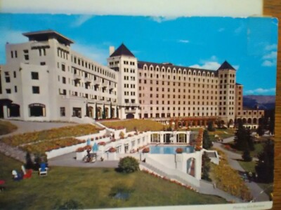 VINTAGE POST CARD CHATEAU LAKE LOUISE ALBERTA CANADA.