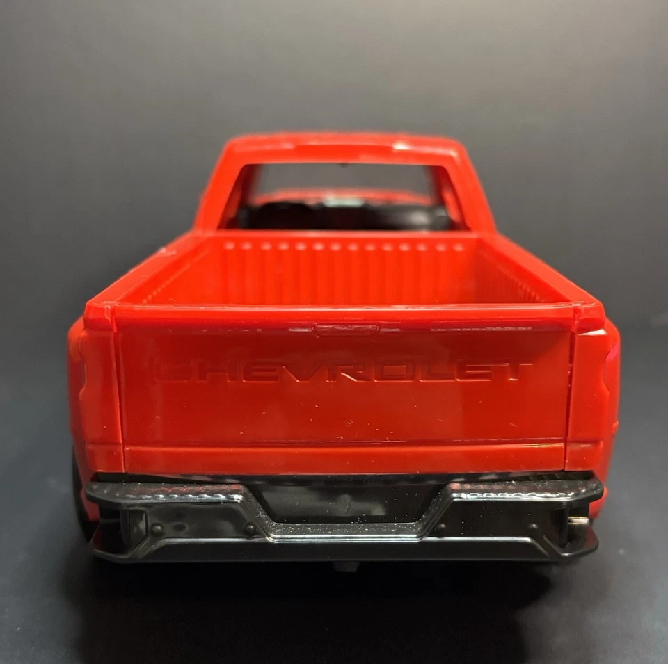 1/20 Scale 2020 Chevy Silverado 3500HD Plastic Dually Pickup Truck (13") New-Ray - Image 3 of 4