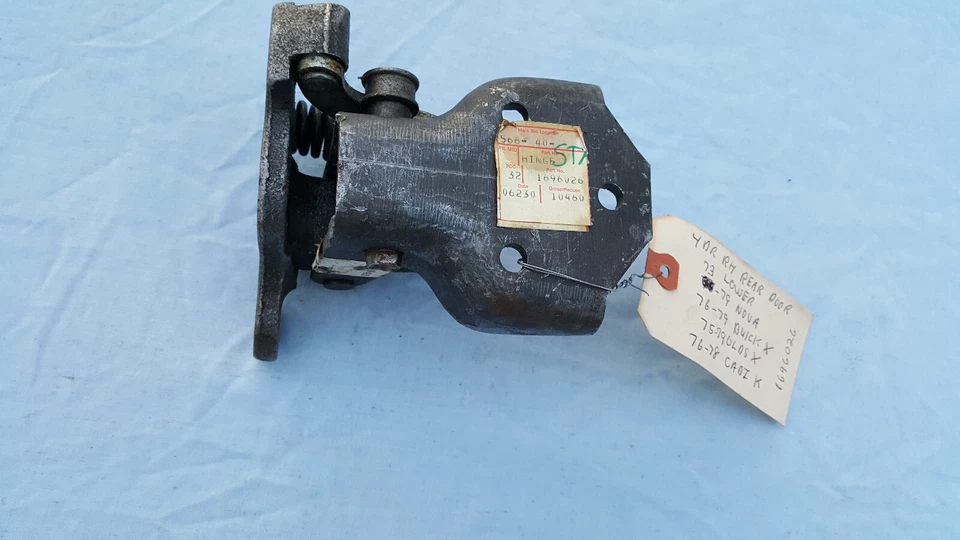 NOS 1973-1979 CHEVROLET NOVA+CHEVY II 4 DOOR RH REAR LOWER DOOR HINGE 1696026 - Imagem 3 de 3