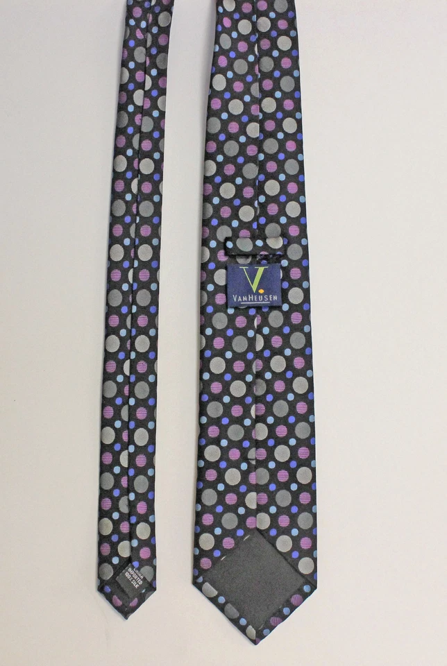 Corbata clásica Van Heusen ajustada con puntos morados brillantes Foto 3 de 4