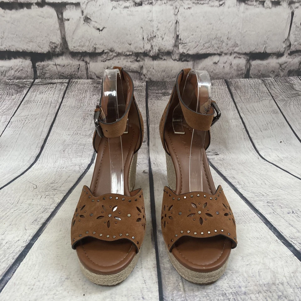 Sandalias Coach para mujer talla 9,5B Kelsi montura gamuza tono tachonado plataforma cuña Foto 2 de 4