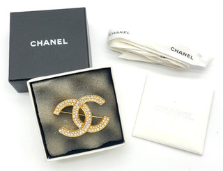 Authentic Chanel CC Logo Rhinestone Brooch Gold Toned Wbox SK080091