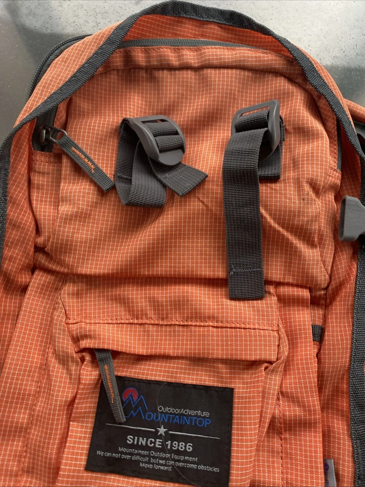 Mochila de senderismo en la cima de la montaña para viajar aventura al aire libre 40L bonita Foto 3 de 4