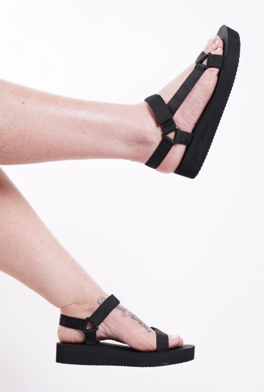 SAOLA NUOVI sandali con cinturino in bambù con gancio e passante taglia 7 5 neri suola testurizzata autofilettante