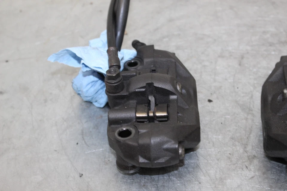 05-08 JUEGO DE PINZAS DE FRENO DELANTERAS DERECHA IZQUIERDA OEM HONDA CBR600RR Foto 3 de 4