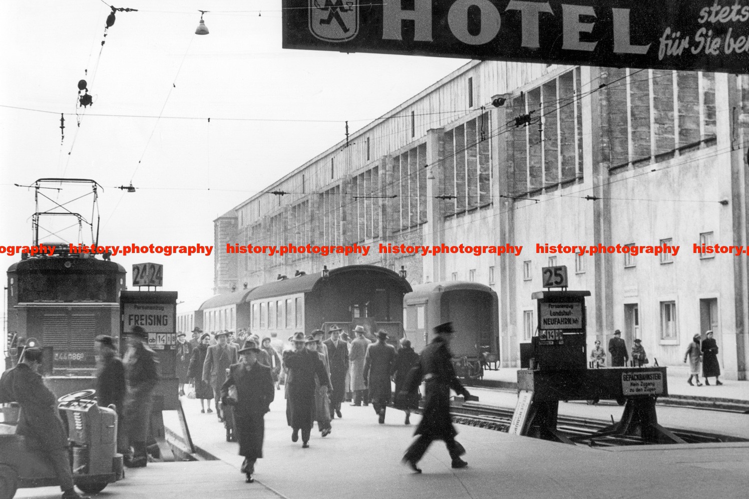 F020816 Front view of Munich central railway station from square Germany 1946