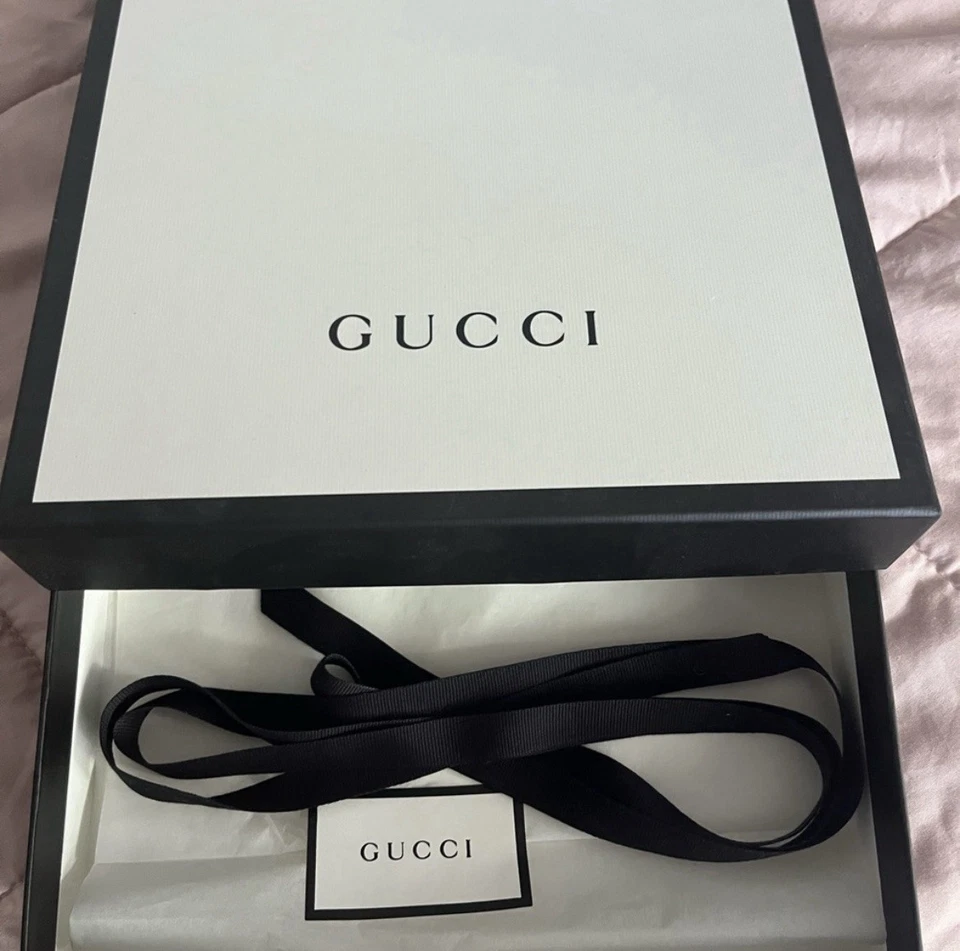 Gucci Caja Blanco y Negro con Papel de seda y Cinta Foto 2 de 3