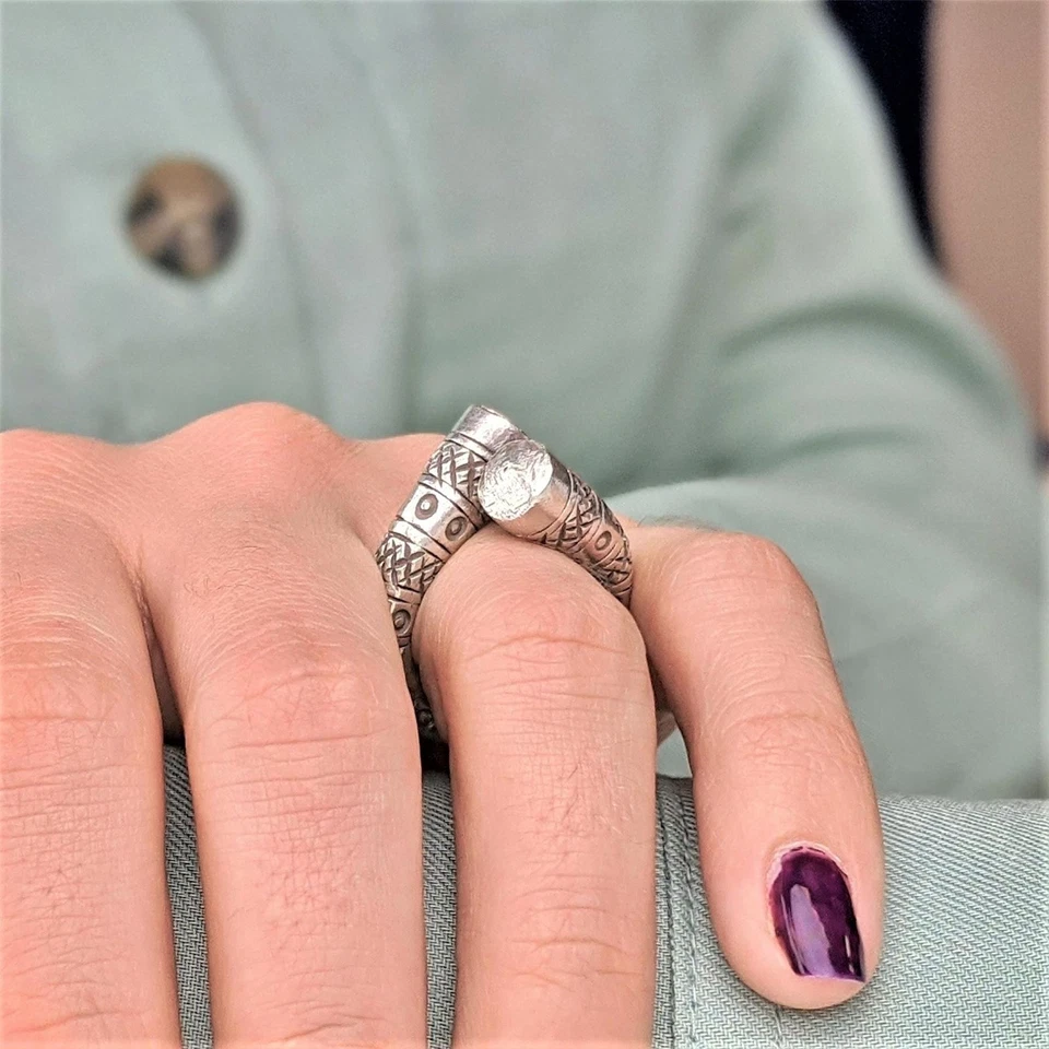 81stgeneration Anello Argento Fine Karen Hill Inciso Grosso Disegno Arrotolare - Immagine 4 di 4