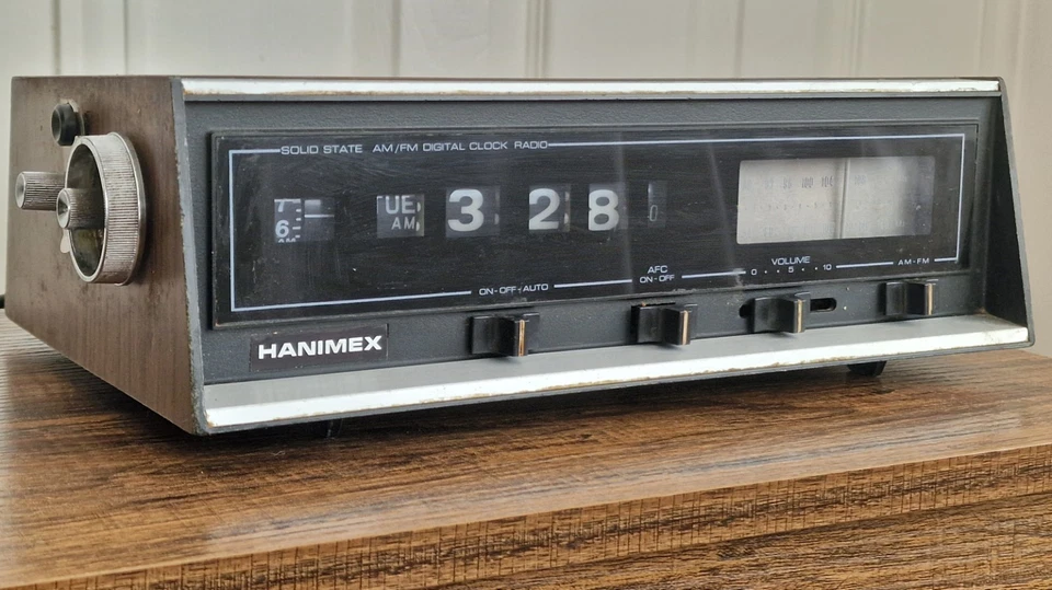 Hanimex Flip Clock Radio / Vintage / Rare / Space Age / Wood / Silver / 1970's - Image 4 of 4