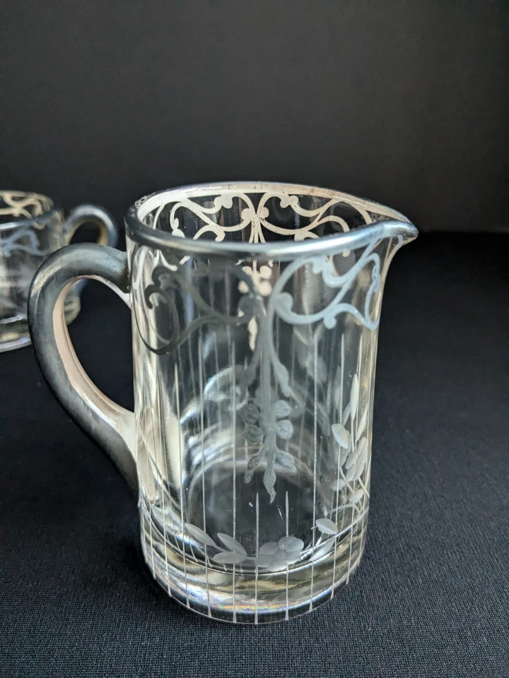 Conjunto de açúcar e creme cristal transparente com design floral gravado e sobreposição prata - Imagem 3 de 4