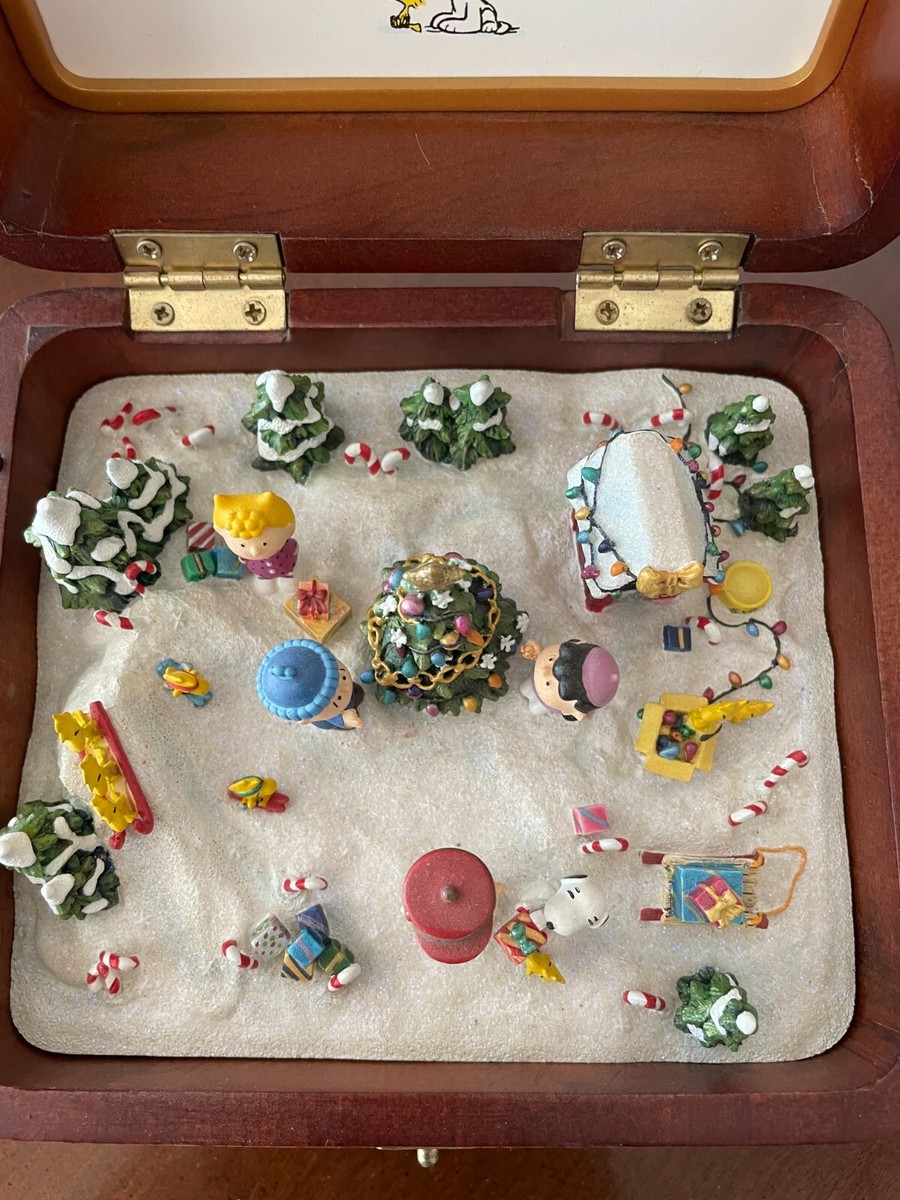 Danbury Mint The Peanuts Christmas Music Box Hark the Herald