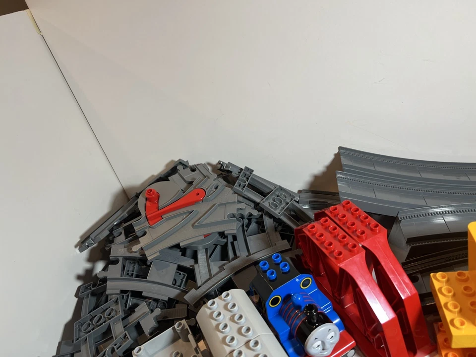 Lego Duplo Thomas & Friends Bridge 5 vehicles 48 track pieces, extra blocks - Image 3 of 4