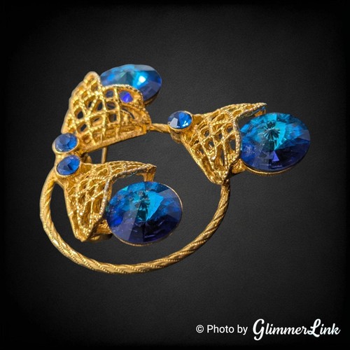 Vintage 60s Blue Rivoli Rhinestone Filigree Wreath Gold Tone Brooch - Picture 2 of 5