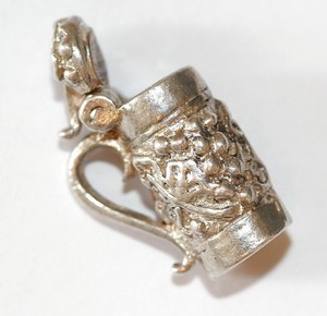 Opening-Beer-Stein-Shamrock-Detail-Sterling-Silver-Vintage-Bracelet-Charm