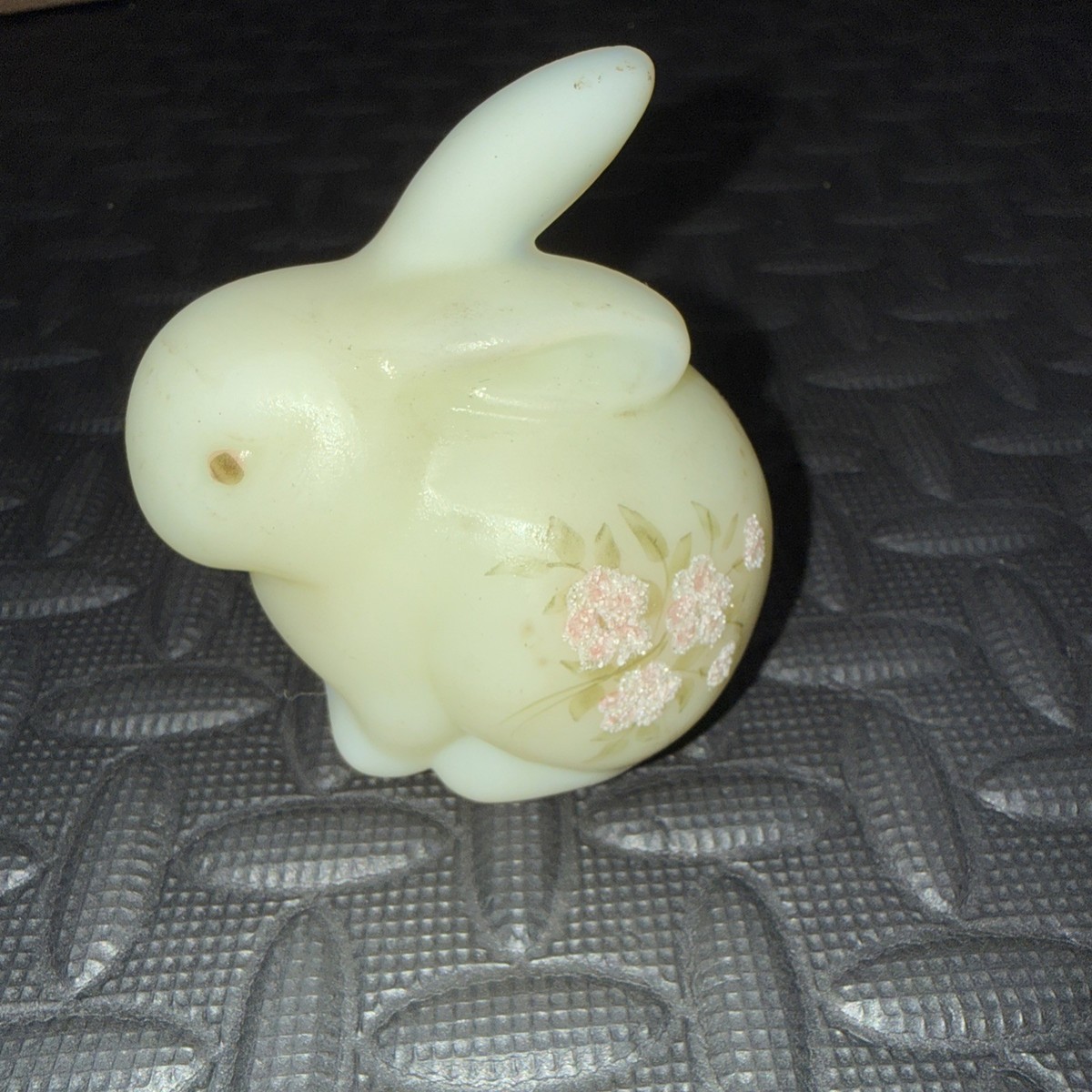 VINTAGE FENTON SATIN CUSTARD URANIUM GLASS BUNNY RABBIT FIGURE 3.5