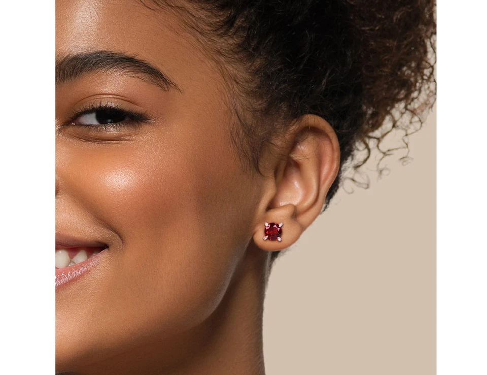 Aretes solitarios granate de oro rosa de 10 quilates de 4,00 quilates (ctw) Foto 3 de 4