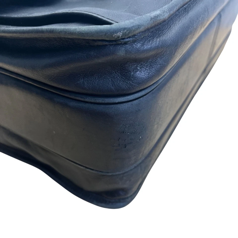 Bolso mensajero Coach vintage de cuero negro con cierre de doble hebilla y asa superior Foto 4 de 4