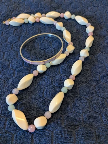 OFF WHITE Collana di perline vintage 13" bianco sporco con accenti di lavanda e acqua e...