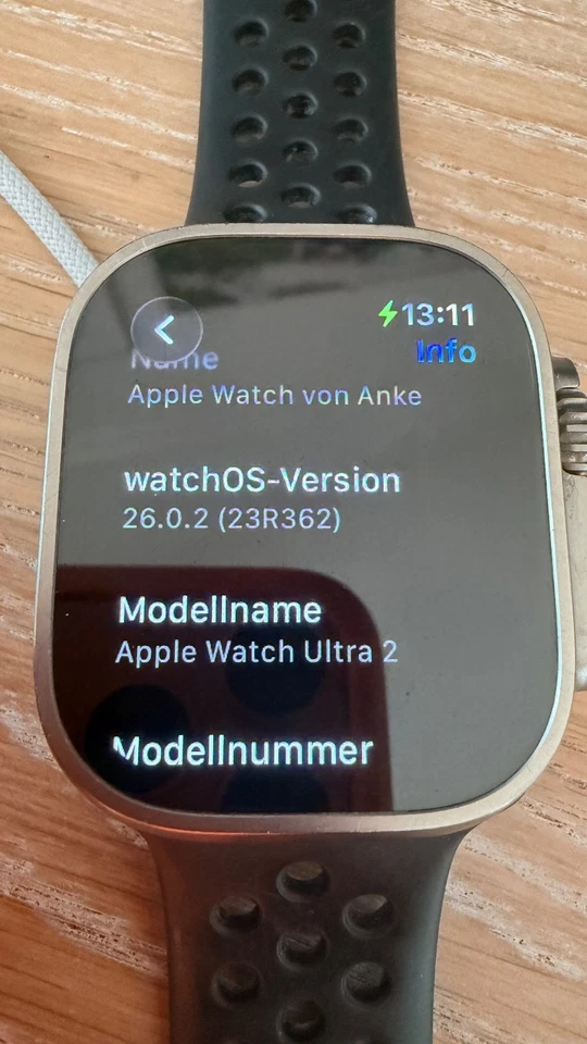 Apple Watch Ultra 2 49mm Titangehäuse mit Armband Silikon in schwarz - Bild 2 von 4
