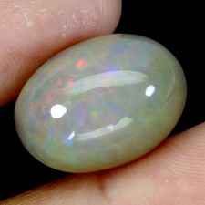 Opale noble d'Ethiopie en ovale cabochon de 10,40Cts