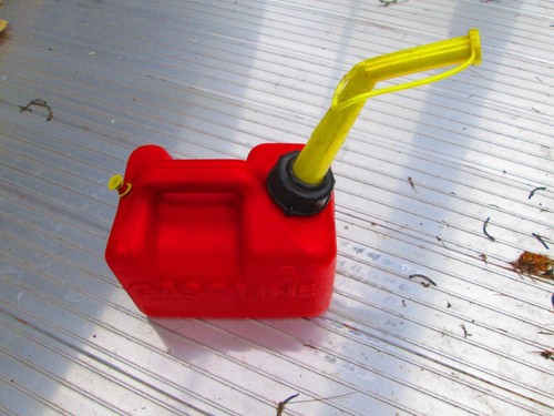Chilton 1 Gallon Red Plastic Vented Gas Can Vintage Pre Ban, MINT CONDITION.