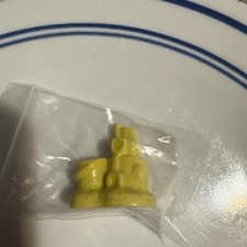 NUOVO ~ Figurine Wade Whimsies Red Rose Tea ~ Serie calendario ~ Agosto ~ Castello di sabbia - Nuovo con scatola