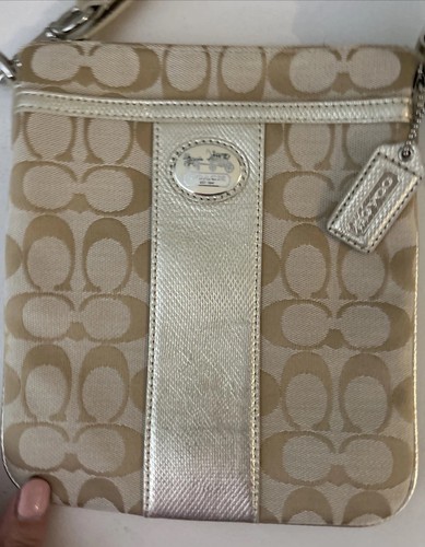 Neu mit Etikett Coach Schultertasche gold hellbraun Signatur Canvas Leder Crossbody Handtasche Logo - Bild 2 von 22