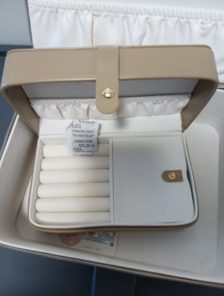 Un nuevo estuche de tren de día con estuche de viaje marrón tamaño mediano Foto 3 de 4