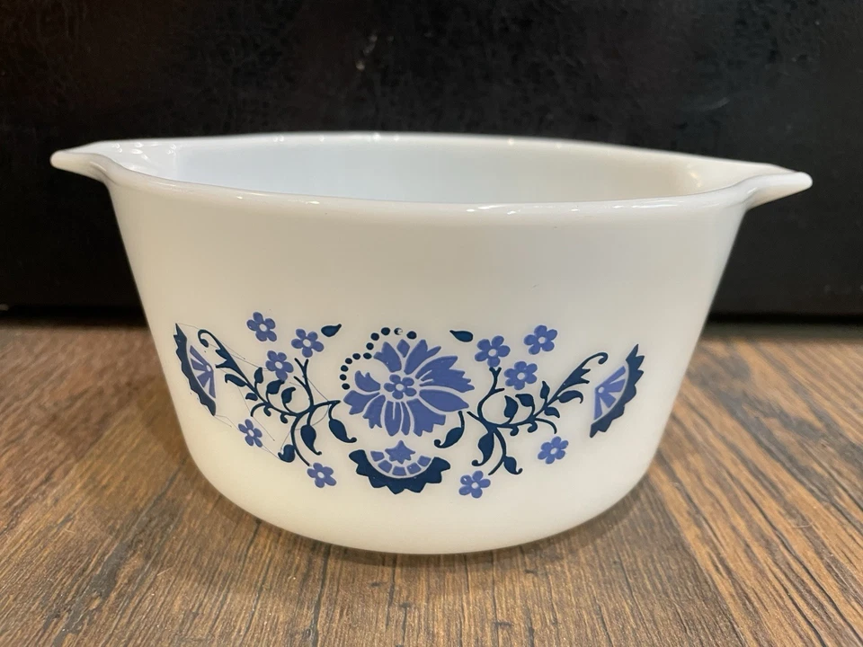 Willow PYREX Casserole Dish 473 1 Quart MILK GLASS Blue Flowers VINTAGE - Image 2 of 3