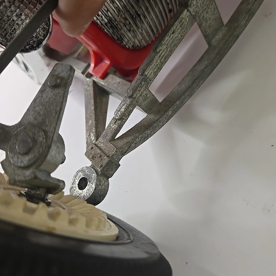 20 世纪 60 年代 Marx 24 英寸大红色热杆电池供电 T 桶玩具车老式 — 第 4/4 张图片