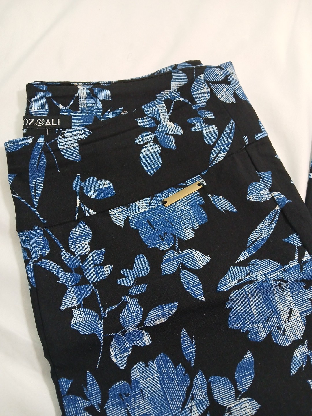 Roz And Ali Floral Black Blue Roses Inseam 26 1/2 Size 4 Pullup image 2