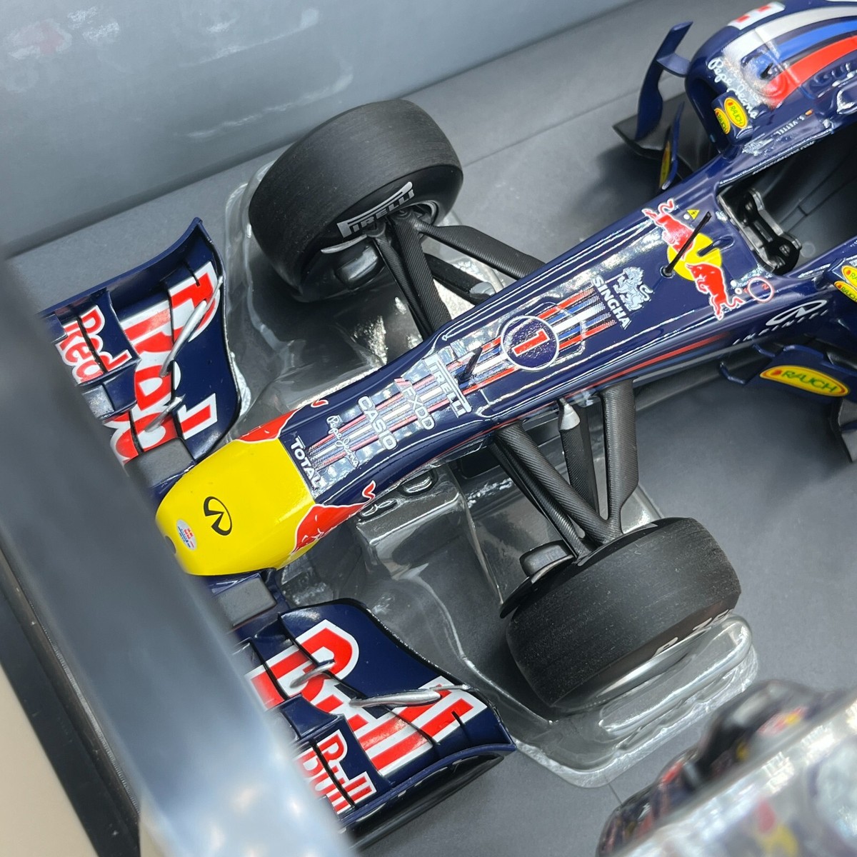MINICHAMPS 1/18 Red Bull Renault RB7 Sebastian Vettel