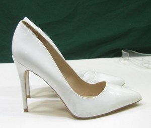 ladies white heeled shoes