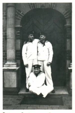 Photo, Kriegsmarine IV. M.A.A. Cuxhaven: Comrades in close embrace (MB)21227