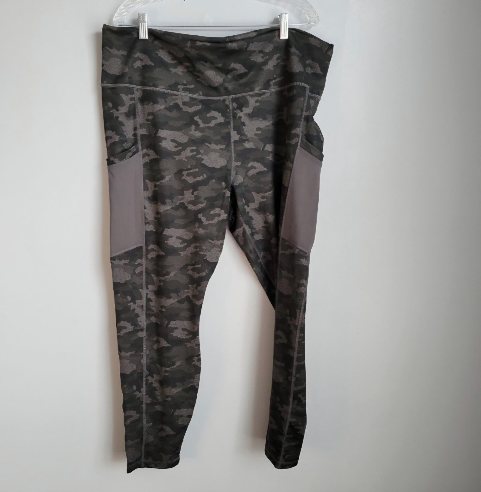 Fabletics On The Go High Waisted Pocket Leggings 4X Charcoal Camo