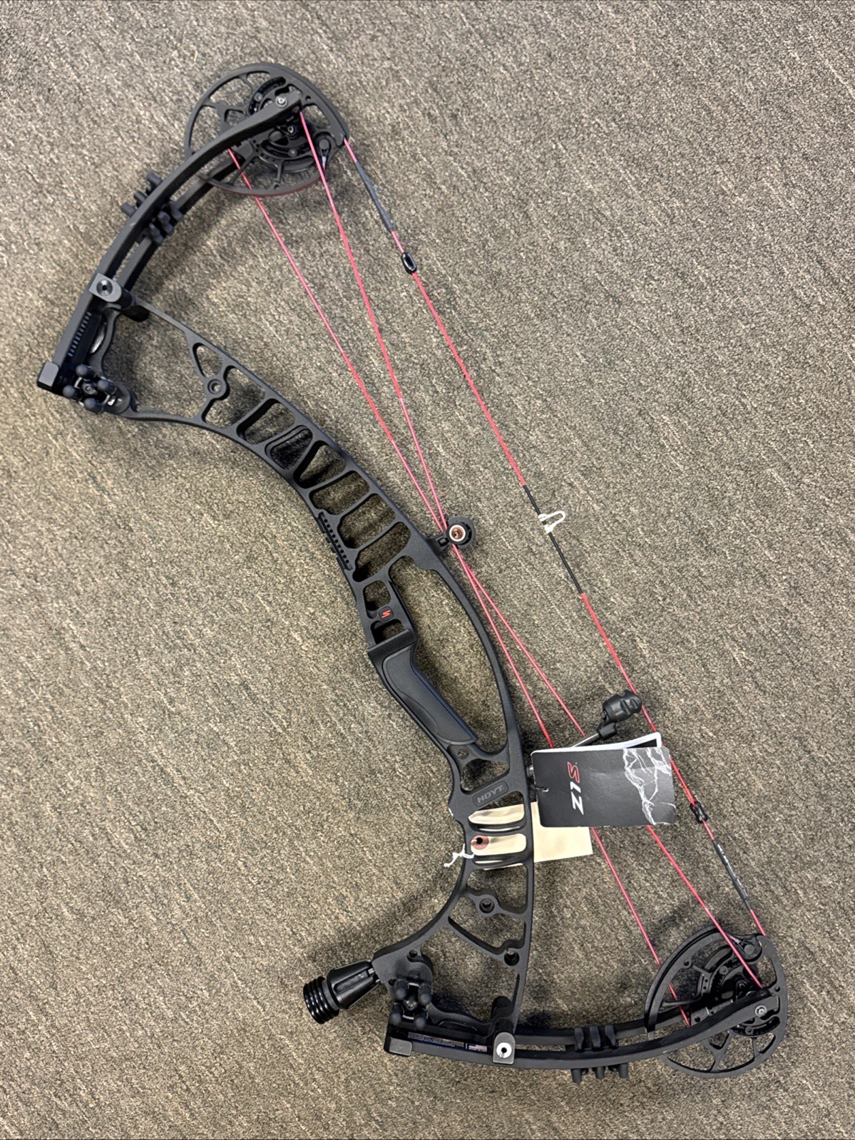Hoyt Z1S 70# RH Black with Red Strings and Cables NEW 1865243