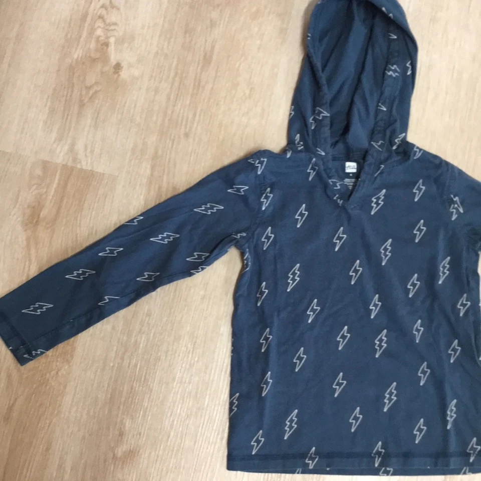 Conjunto de 2 piezas Tea Collection - Camisa con estampado de relámpagos azules y joggers oxidados talla 6 Foto 4 de 4