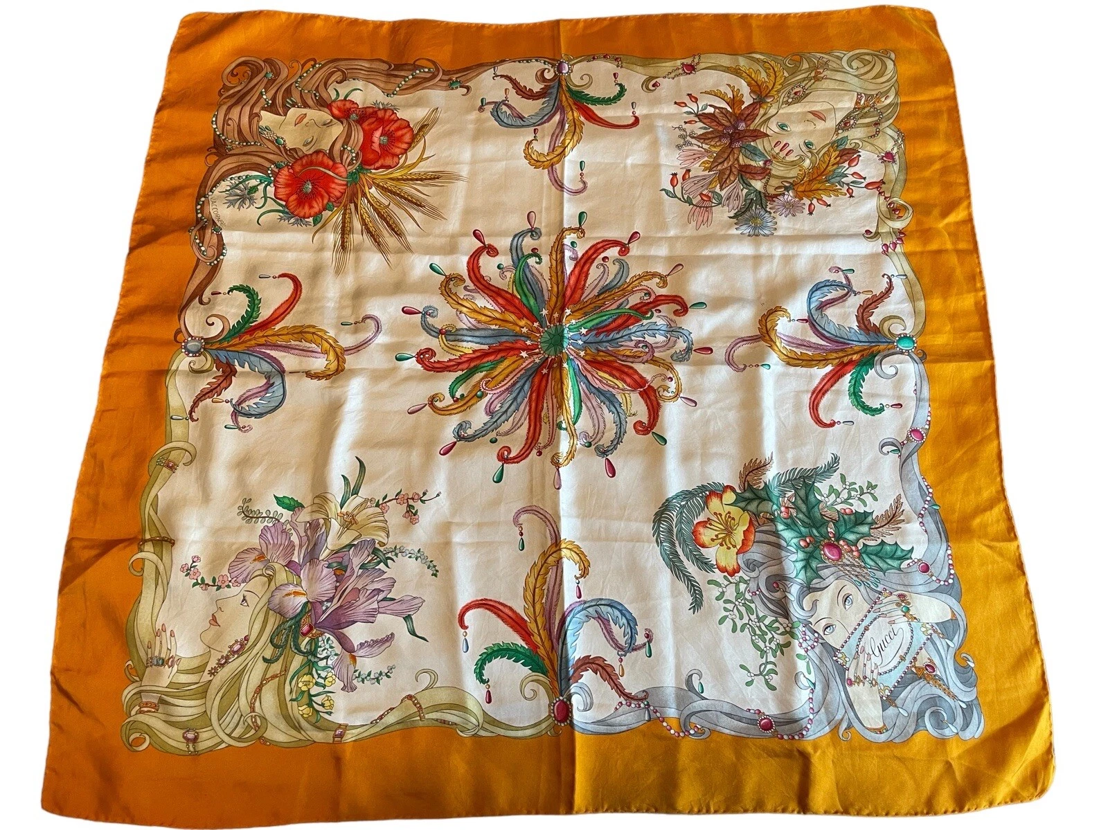 Exquise écharpe vintage GUCCI 100 % soie années 70 fabriquée en Italie.
