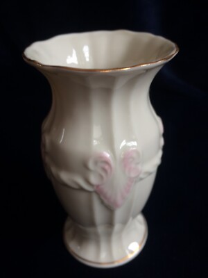 Belleek Porclain Vase mit rosa getönten Details, grüner Bodenstempel 12 cm hoch perfekt