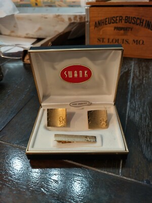 SWANK GOLDTONE HAND ENGRAVED CUFF LINKS & TIE BAR NEW IN BOX E4