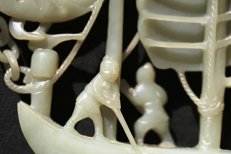 A095 A Fine and Intricate Chinese Carved Celadon Jade Ship, late Qing Dynasty - Image 3 of 4