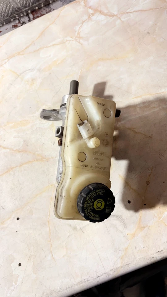 Renault Megane 2004 Brake Master Cylinder Reservoir 320671112 - Image 2 of 4