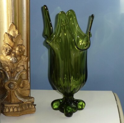 VINTAGE VIKING EPIC ART GLASS GREEN FINGER VASE SWUNG PEDESTAL FOOTED 12 1/2''