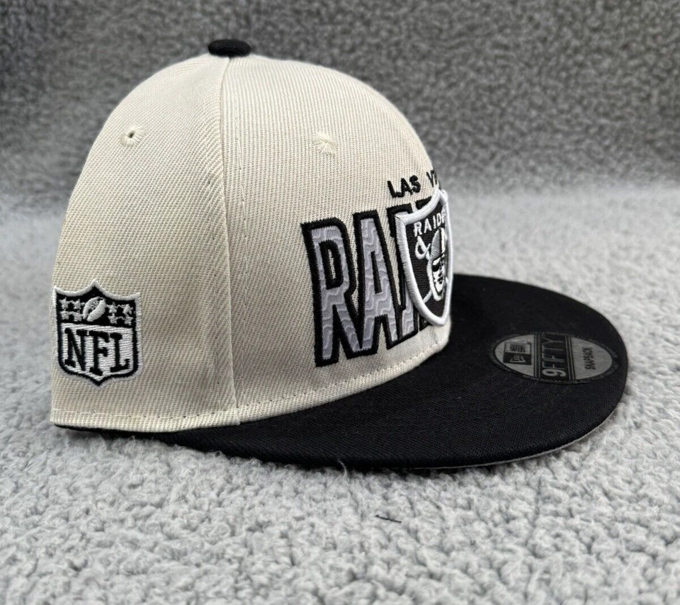 拉斯维加斯突袭者队帽子平沿帽霜黑色白色 New Era 洛杉矶帮派 — 第 4/4 张图片
