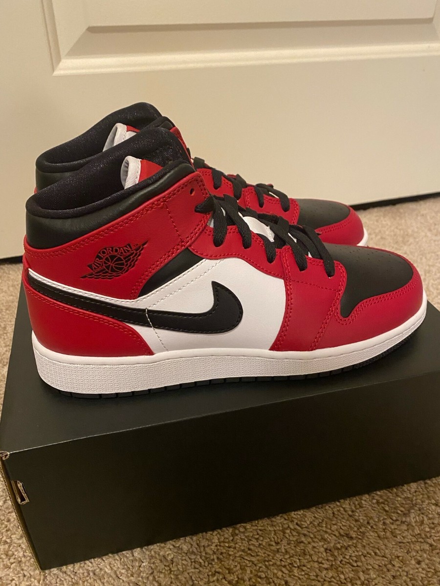 Nike Air Jordan 1 Retro Mid Chicago Bred GS Black Red White Nike Air Jordan 1 Retro Mid Chicago Bred GS Black Red White